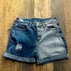 **🚨🚨Cute Alert: light/dark Shorts🚨🚨**